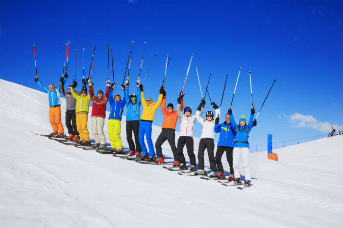 Groupe de skieurs sur piste